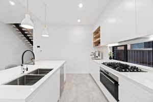 What are the advantages of glass splashbacks?